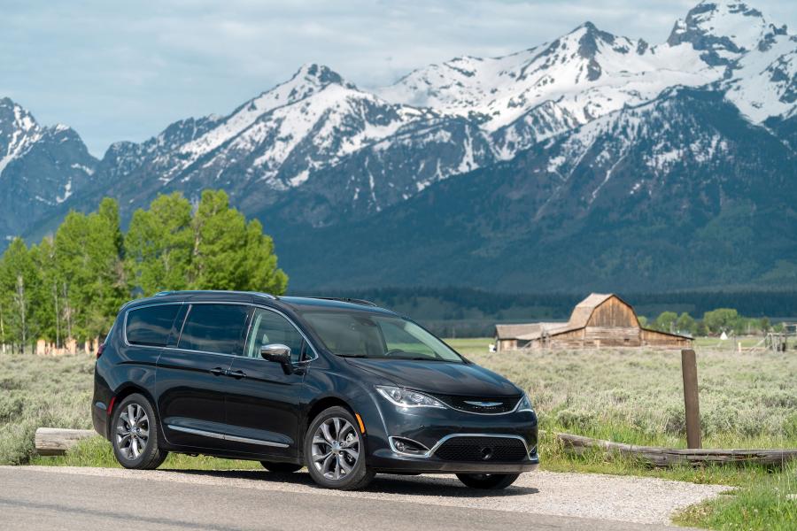  Chrysler Pacifica Limited (RU) 2016 года  (фото 1 из 40)